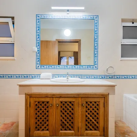 Rosas Villa Albufeira